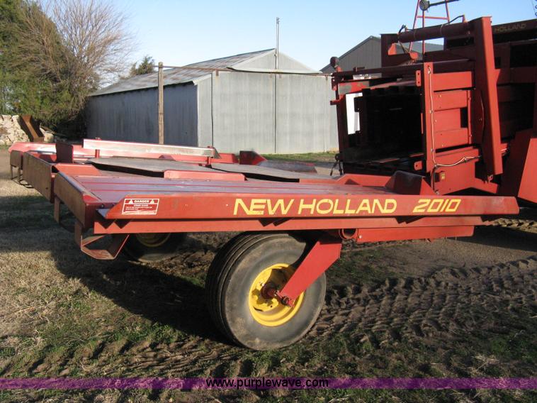 image for item 8040 1996 New Holland D2000 3x4 large square baler with accumulator