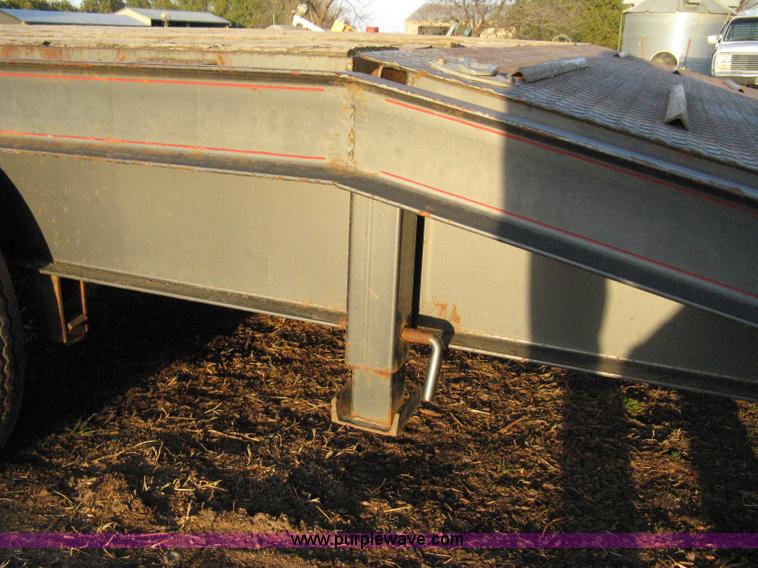 image for item 8053 1993 Diamond D goose neck flatbed trailer