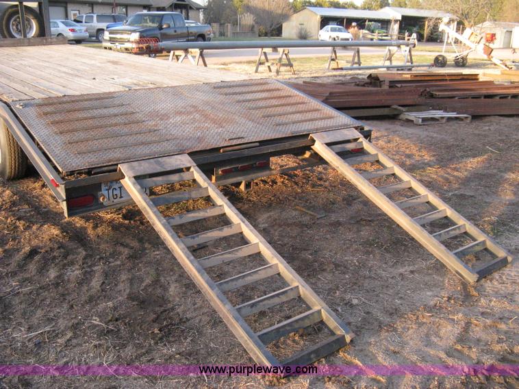 image for item 8053 1993 Diamond D goose neck flatbed trailer