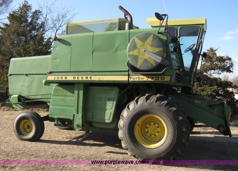 image for item 8075 John Deere 7700 combine