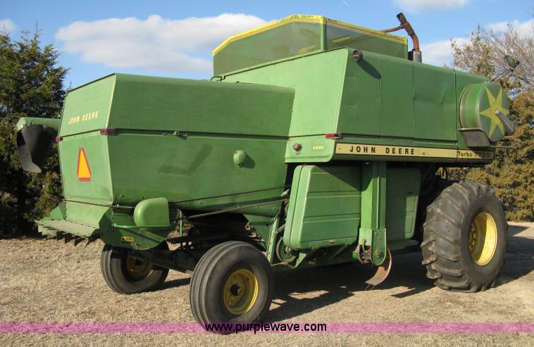 image for item 8075 John Deere 7700 combine