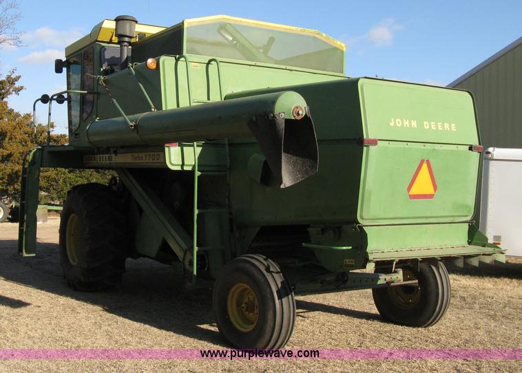 image for item 8075 John Deere 7700 combine