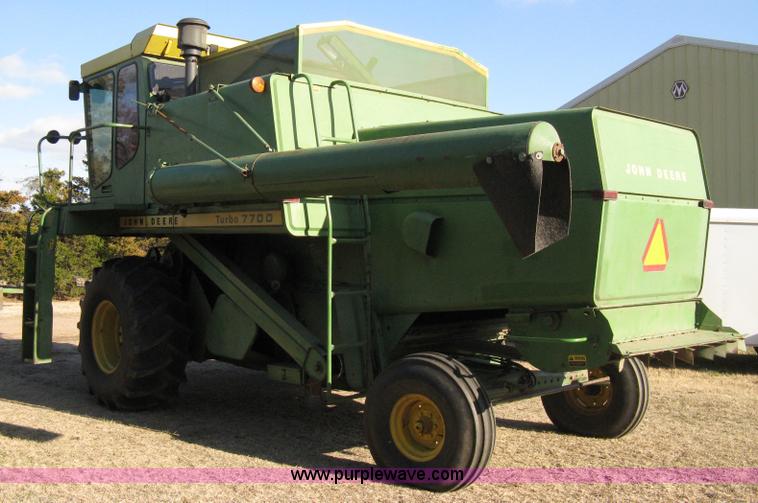 image for item 8075 John Deere 7700 combine