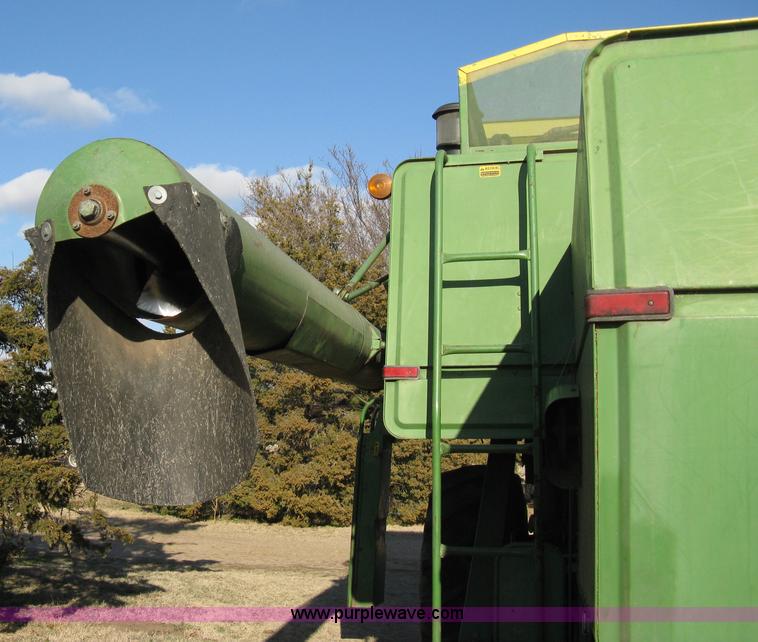 image for item 8075 John Deere 7700 combine