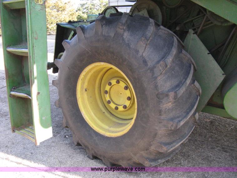 image for item 8075 John Deere 7700 combine