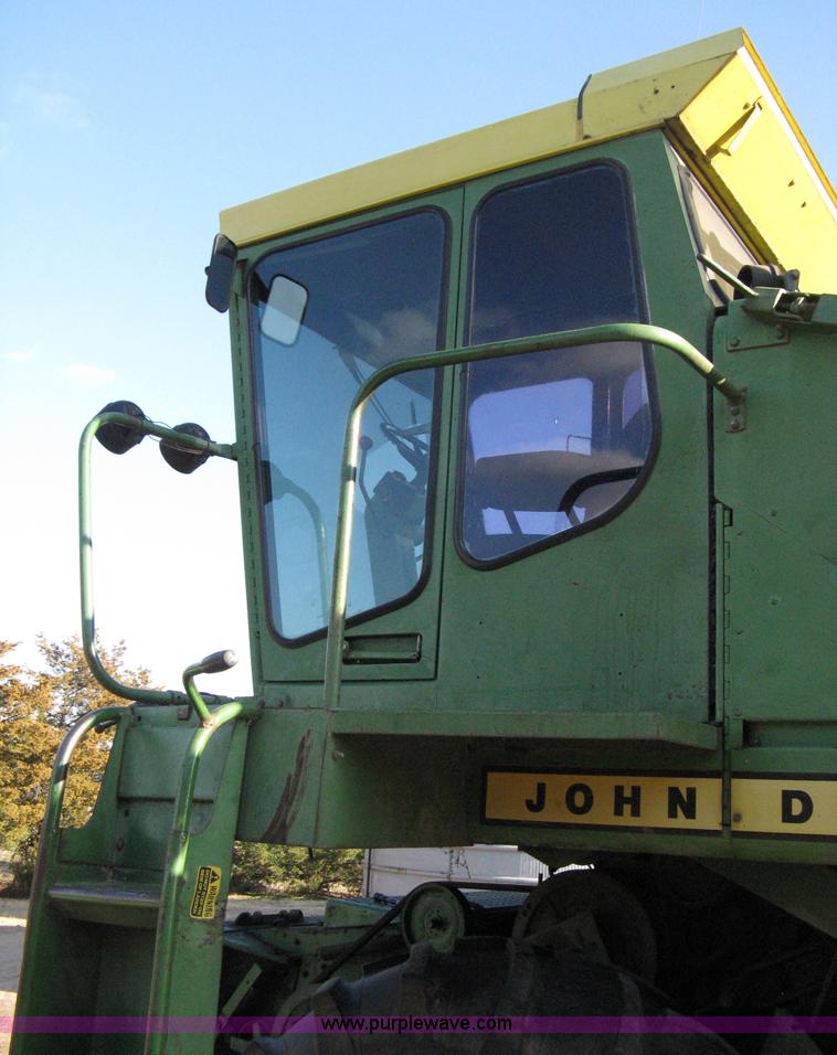 image for item 8075 John Deere 7700 combine