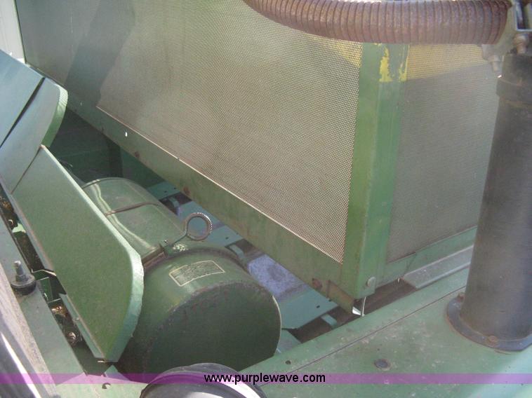 image for item 8075 John Deere 7700 combine