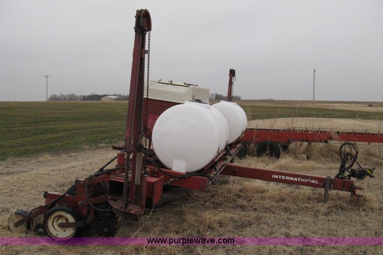 image for item 8235 International 800 Cyclo Air planter