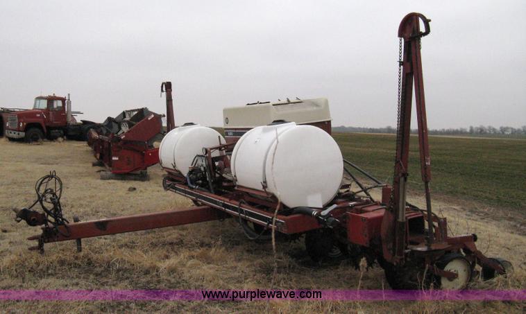 International 800 Cyclo Air planter in Clearwater, KS | Item 8235 sold