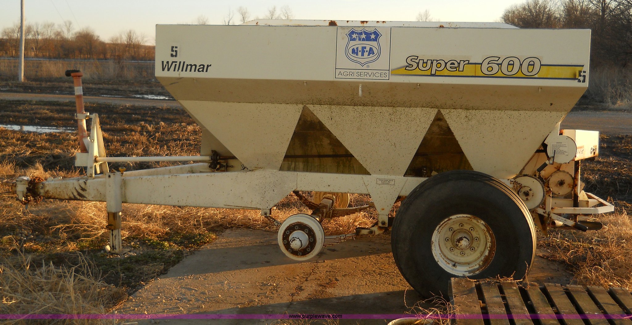 1997 Willmar Super 600 fertilizer spreader in Browning, MO Item 7816