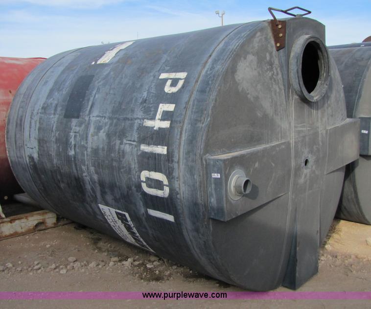 image for item 3530 Approximately 4,100 gallon poly tank