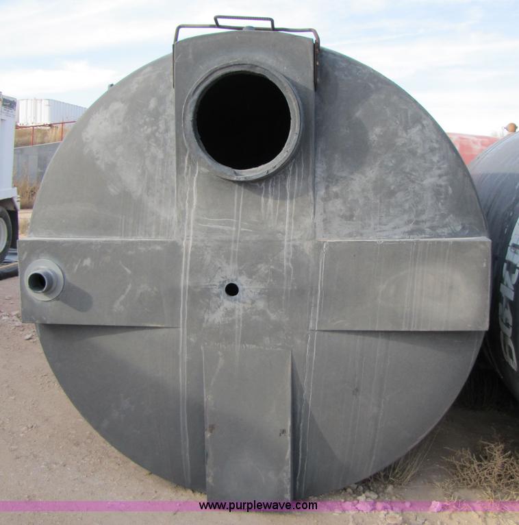 image for item 3530 Approximately 4,100 gallon poly tank