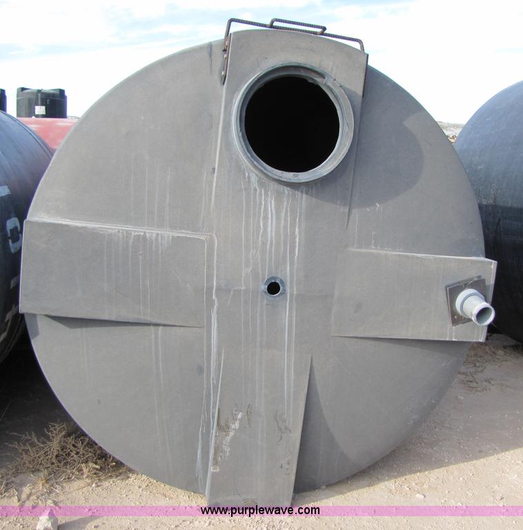 image for item 3531 Approximately 4,100 gallon poly tank