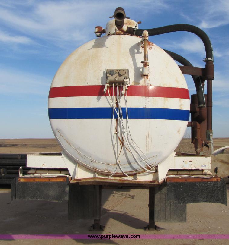 image for item 3533 1981 Tradeway 150 barrel vacuum trailer