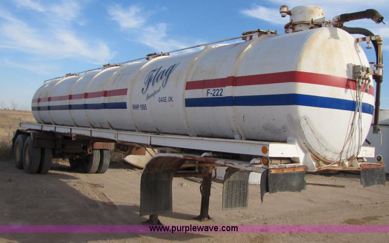 image for item 3533 1981 Tradeway 150 barrel vacuum trailer