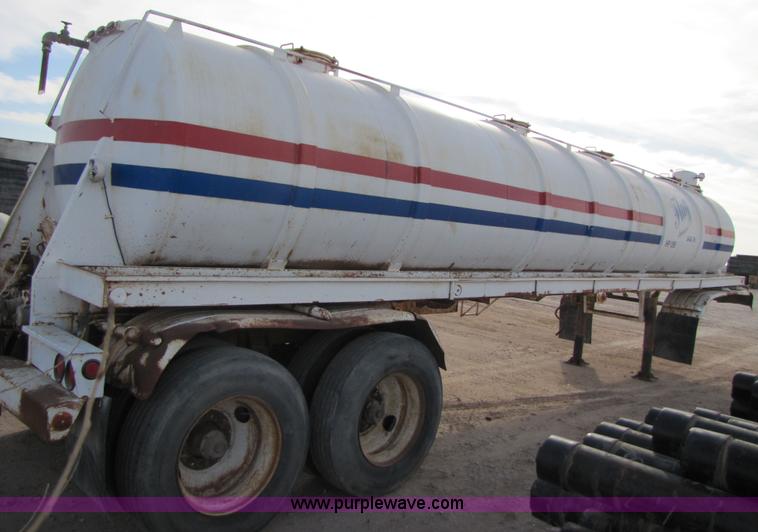 image for item 3533 1981 Tradeway 150 barrel vacuum trailer