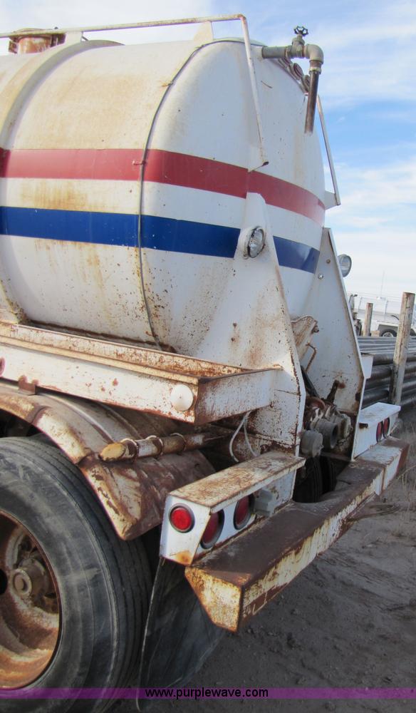 image for item 3533 1981 Tradeway 150 barrel vacuum trailer