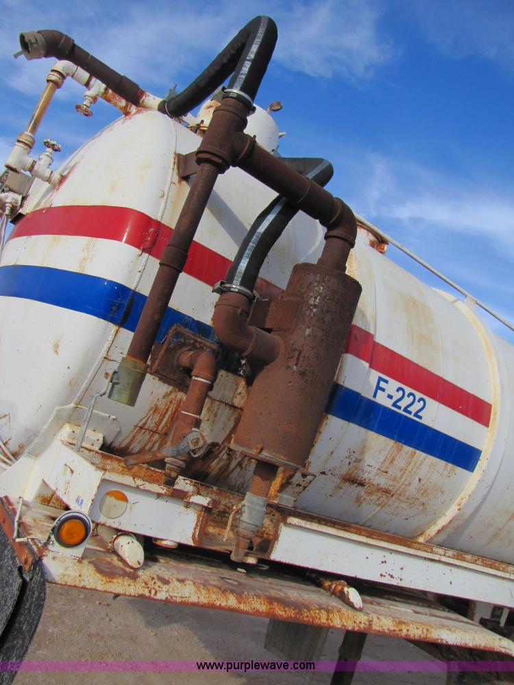 image for item 3533 1981 Tradeway 150 barrel vacuum trailer