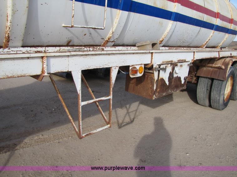 image for item 3533 1981 Tradeway 150 barrel vacuum trailer