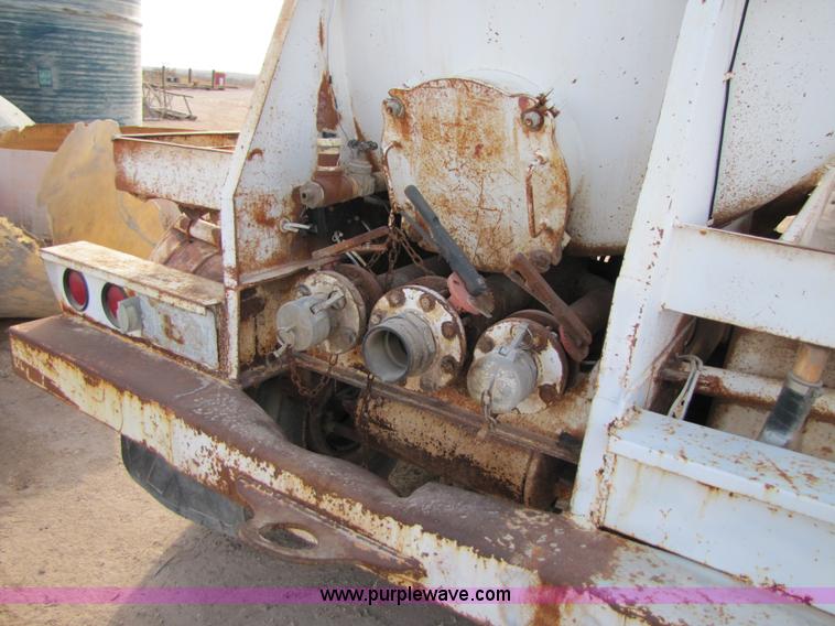 image for item 3533 1981 Tradeway 150 barrel vacuum trailer