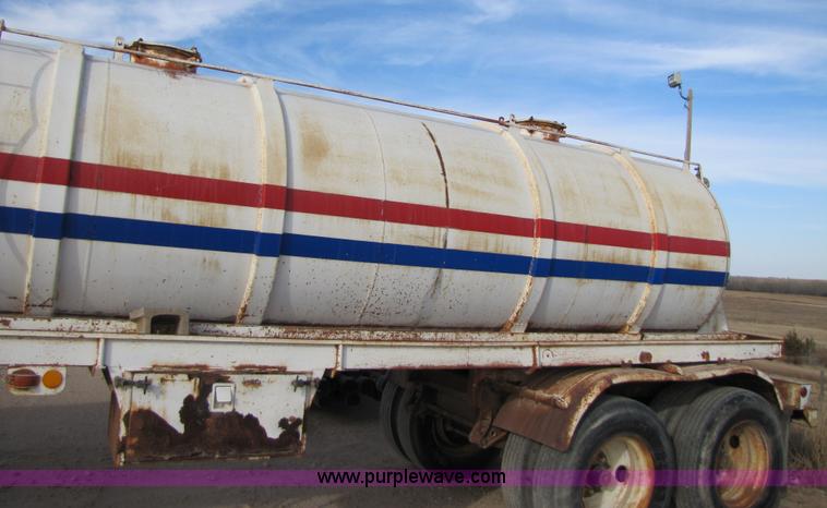 image for item 3533 1981 Tradeway 150 barrel vacuum trailer