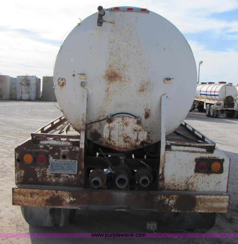 image for item 3534 1981 M.d. 150 barrel vacuum trailer