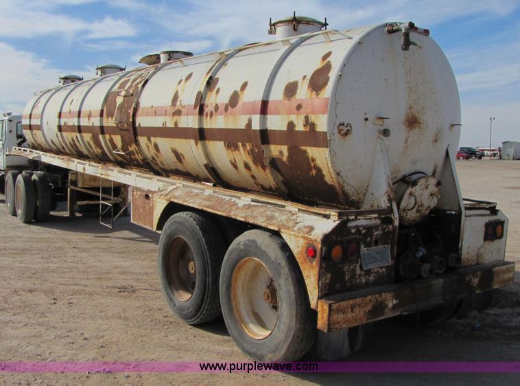 image for item 3534 1981 M.d. 150 barrel vacuum trailer