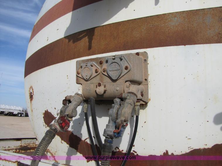 image for item 3534 1981 M.d. 150 barrel vacuum trailer