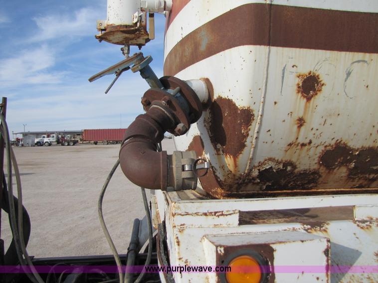 image for item 3534 1981 M.d. 150 barrel vacuum trailer