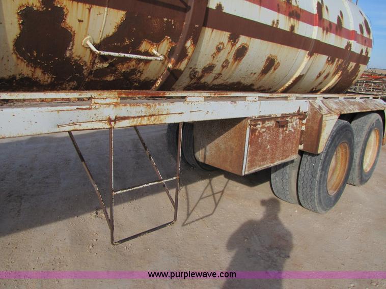 image for item 3534 1981 M.d. 150 barrel vacuum trailer