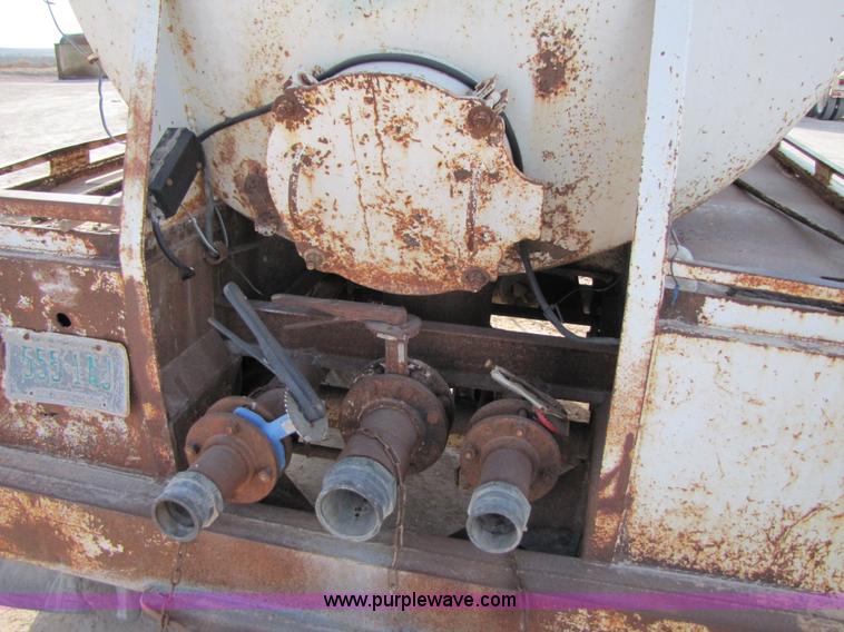 image for item 3534 1981 M.d. 150 barrel vacuum trailer