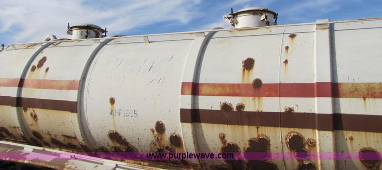 image for item 3534 1981 M.d. 150 barrel vacuum trailer