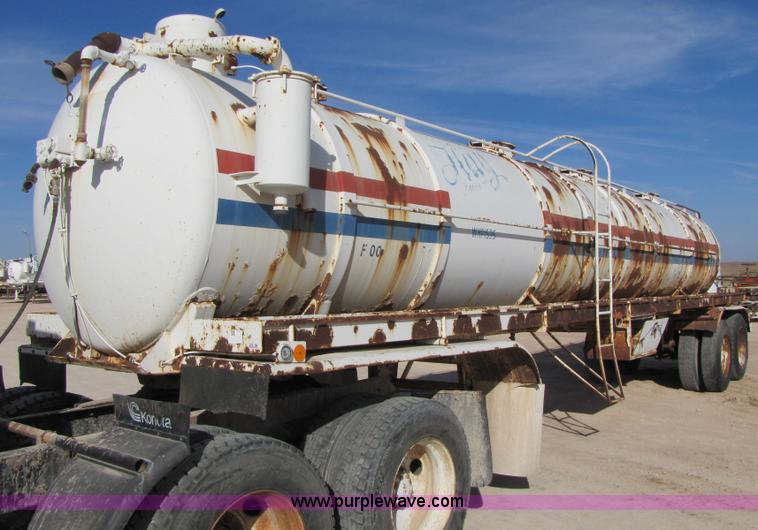 image for item 3536 1981 M.d. 150 barrel vacuum trailer