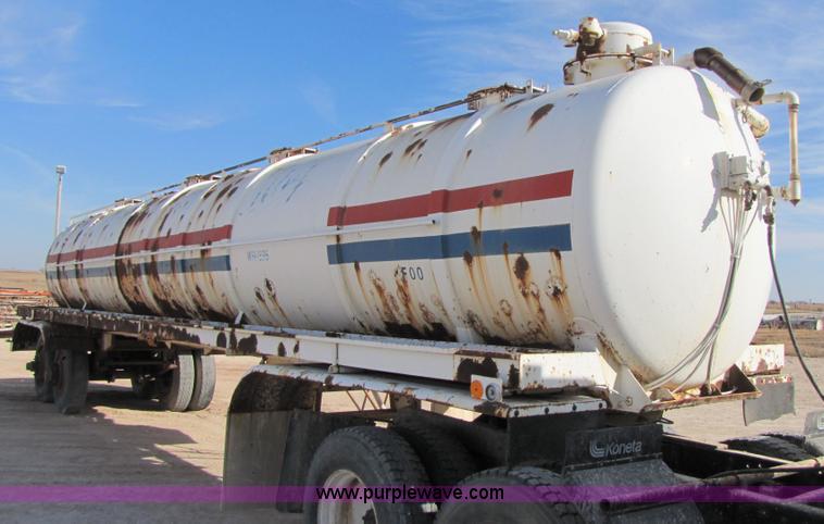 image for item 3536 1981 M.d. 150 barrel vacuum trailer