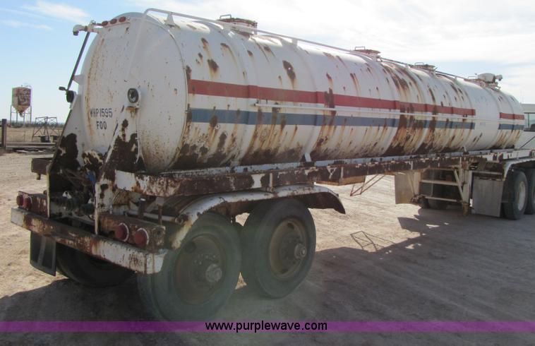 image for item 3536 1981 M.d. 150 barrel vacuum trailer