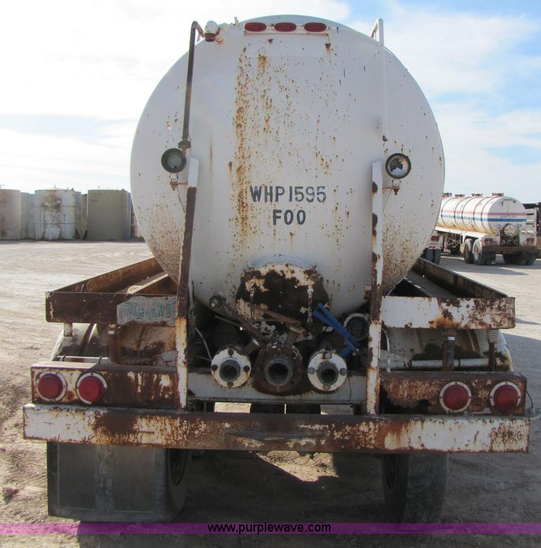 image for item 3536 1981 M.d. 150 barrel vacuum trailer