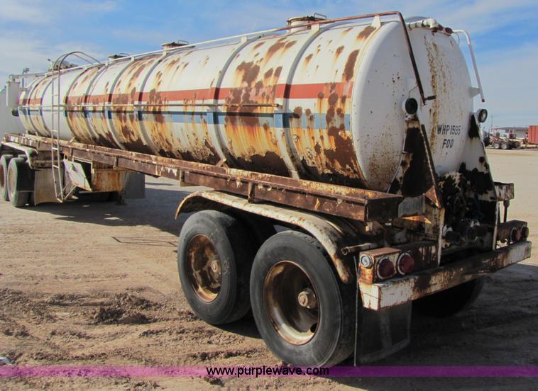 image for item 3536 1981 M.d. 150 barrel vacuum trailer