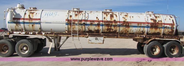 image for item 3536 1981 M.d. 150 barrel vacuum trailer