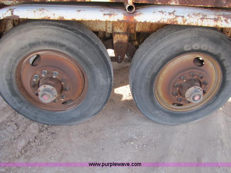 image for item 3536 1981 M.d. 150 barrel vacuum trailer