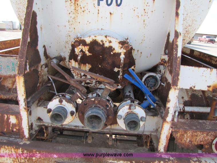 image for item 3536 1981 M.d. 150 barrel vacuum trailer