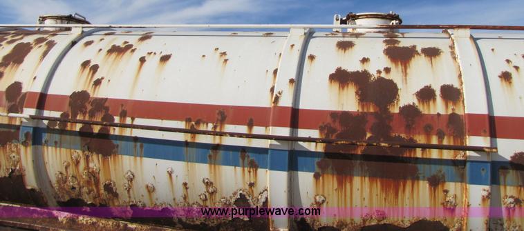 image for item 3536 1981 M.d. 150 barrel vacuum trailer