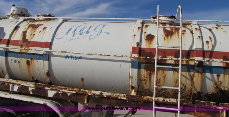 image for item 3536 1981 M.d. 150 barrel vacuum trailer