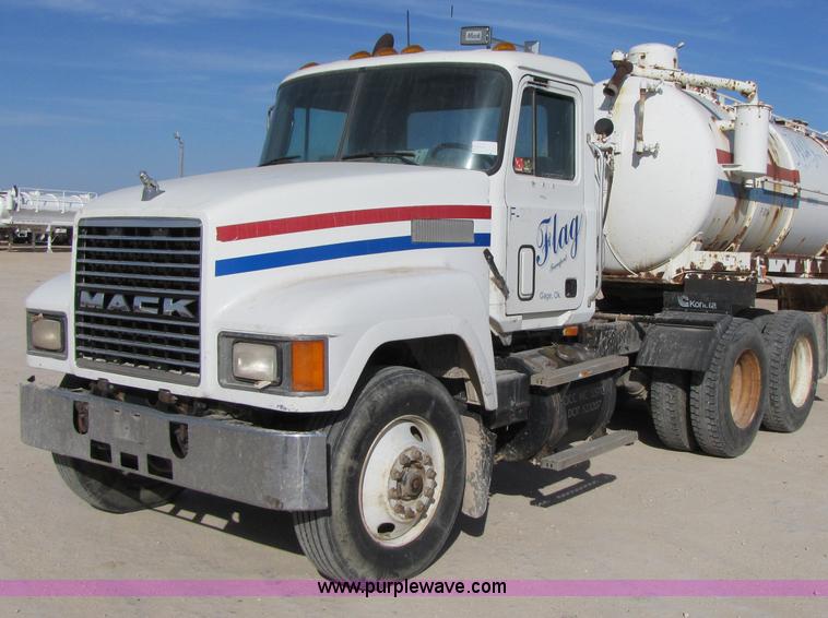 image for item 3537 1991 Mack CH613 semi truck