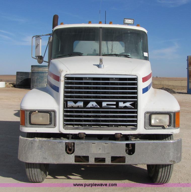 image for item 3537 1991 Mack CH613 semi truck