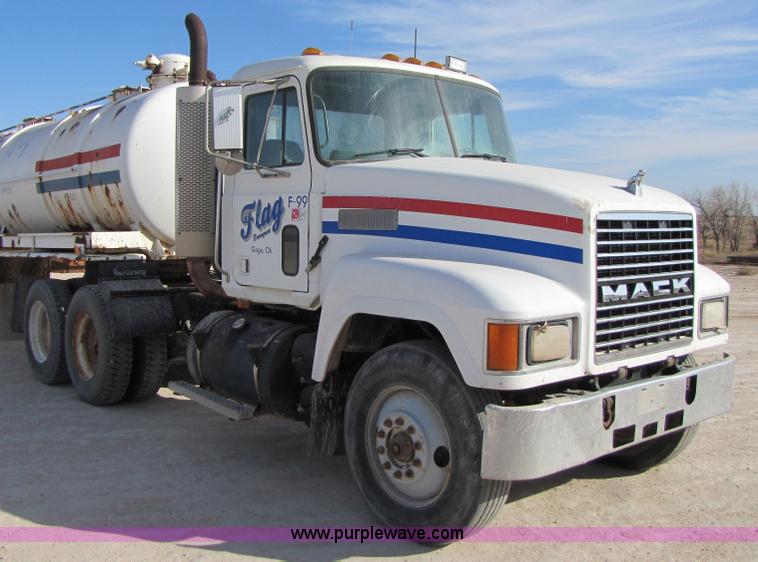 image for item 3537 1991 Mack CH613 semi truck
