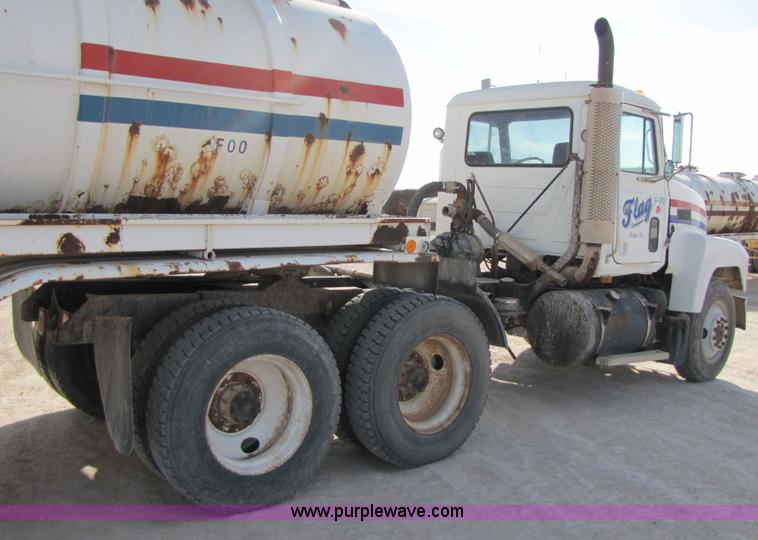 image for item 3537 1991 Mack CH613 semi truck