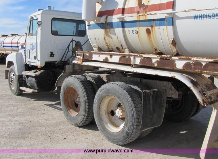 image for item 3537 1991 Mack CH613 semi truck