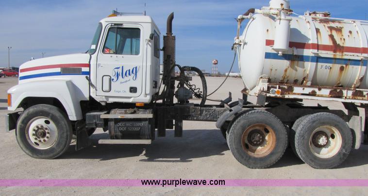 image for item 3537 1991 Mack CH613 semi truck