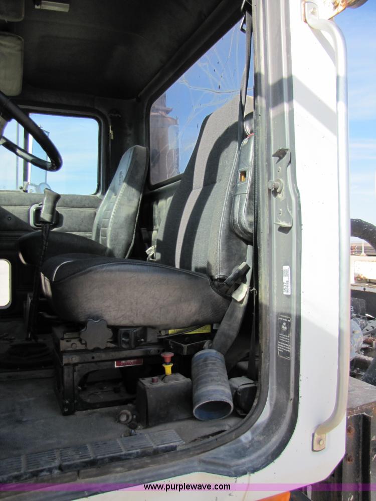 image for item 3537 1991 Mack CH613 semi truck