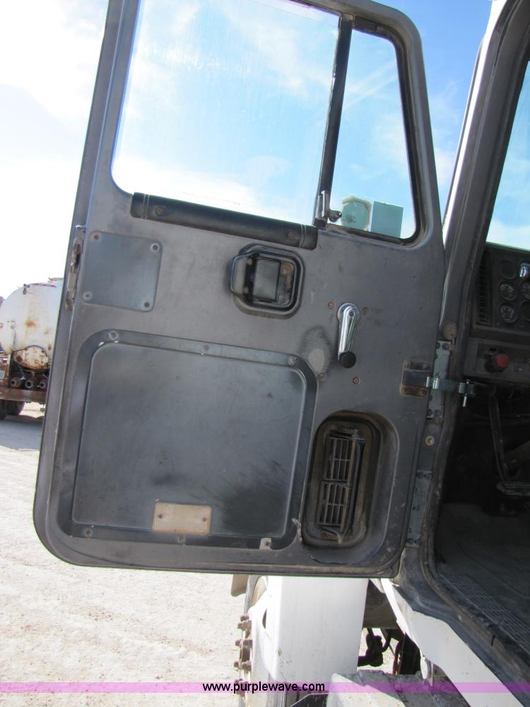 image for item 3537 1991 Mack CH613 semi truck